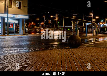 Mainz - 28. Januar 2020: Nachtstraßen in der Nähe des Hauptbahnhofs in Mainz. Stockfoto