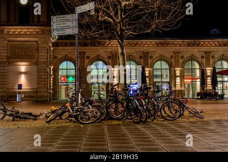 Mainz - 28. Januar 2020: Nachtstraßen in der Nähe des Hauptbahnhofs in Mainz. Stockfoto