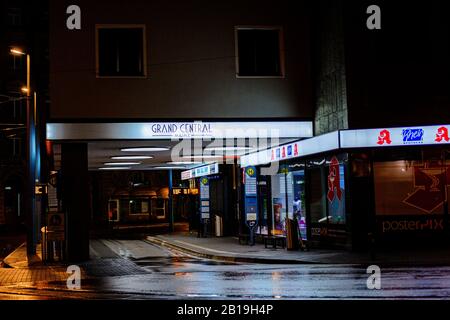 Mainz - 28. Januar 2020: Nachtstraßen in der Nähe des Hauptbahnhofs in Mainz. Stockfoto