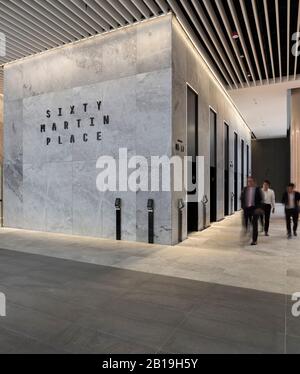 Aufzüge in der Lobby. Sixty Martin Place, Sydney, Australien. Architekt: Hassell, 2019. Stockfoto