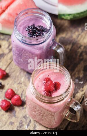 Frischer Blackberry und Himbeere Smoothie auf Holzhintergrund Stockfoto