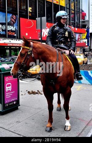 NYPD Officer zu Pferd auf dem Times Square New York City, United Sates of America Stockfoto