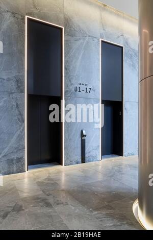 Aufzüge in der Lobby. Sixty Martin Place, Sydney, Australien. Architekt: Hassell, 2019. Stockfoto