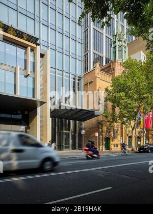 Gebäudeeingang von der Macquarie Street. Sixty Martin Place, Sydney, Australien. Architekt: Hassell, 2019. Stockfoto