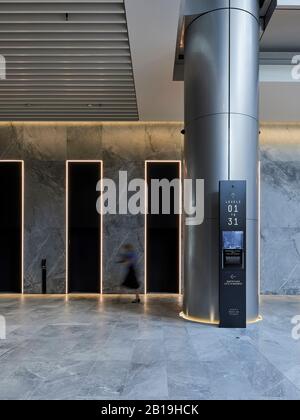 Aufzüge in der Lobby. Sixty Martin Place, Sydney, Australien. Architekt: Hassell, 2019. Stockfoto