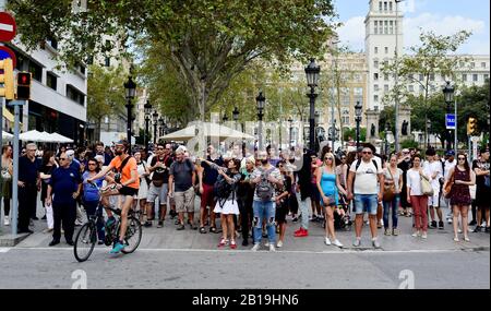 Barcelona, SPANIEN - 30. SEPTEMBER 2016: Menschen, die darauf warten, am Ende der Rambla de Catalunya, gegenüber der La Rambla in Barcelona, Spanien, einen Querswalk zu überqueren. Thi Stockfoto