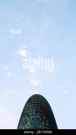 Barcelona, SPANIEN - 7. AUGUST 2017: Das Torre Glories Gebäude, das früher Torre Agbar genannt wurde, hat sich in Barcelona, Spanien gegen den Himmel ausgeklatschen lassen. Diese 38-stöckige Stockfoto