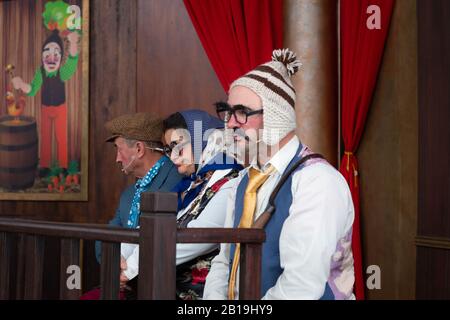 Santana, PORTUGAL - FEBRUAR 2020: Teilnehmer der Festa dos Compadres, die in der Parade in Santana, Madeira, Portugal tanzt. Stockfoto