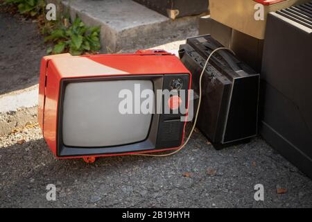 Retro-alter Schwarz-Weiß-Fernseher auf einem Straßenmarkt Stockfoto