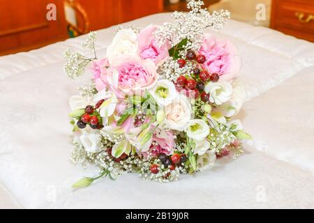 Blumenstrauß mit rosa und weißen Rosen. Rose × damascena, Rose Desdemona, Rose Lochinvar, lisianthus, eustoma. Stockfoto