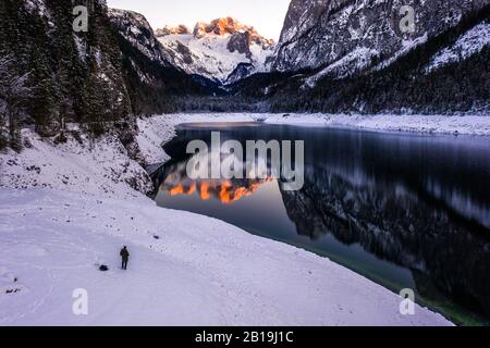 Gosausee mit Dachsteingletscher im Winter bei Sonnenuntergang, Oberösterreich Stockfoto