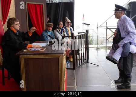 Santana, PORTUGAL - FEBRUAR 2020: Teilnehmer der Festa dos Compadres, die in der Parade in Santana, Madeira, Portugal tanzt. Stockfoto