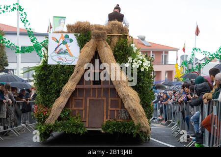 Santana, PORTUGAL - FEBRUAR 2020: Teilnehmer der Festa dos Compadres, die in der Parade in Santana, Madeira, Portugal tanzt. Stockfoto