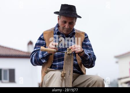 Santana, PORTUGAL - FEBRUAR 2020: Teilnehmer der Festa dos Compadres, die in der Parade in Santana, Madeira, Portugal tanzt. Stockfoto