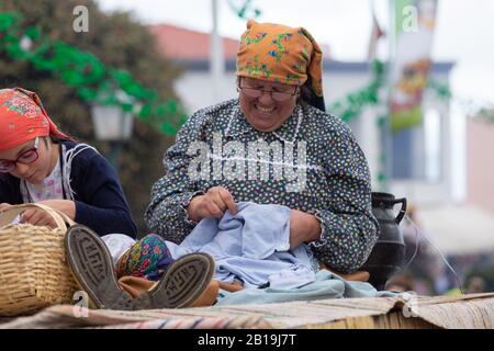 Santana, PORTUGAL - FEBRUAR 2020: Teilnehmer der Festa dos Compadres, die in der Parade in Santana, Madeira, Portugal tanzt. Stockfoto