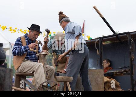 Santana, PORTUGAL - FEBRUAR 2020: Teilnehmer der Festa dos Compadres, die in der Parade in Santana, Madeira, Portugal tanzt. Stockfoto