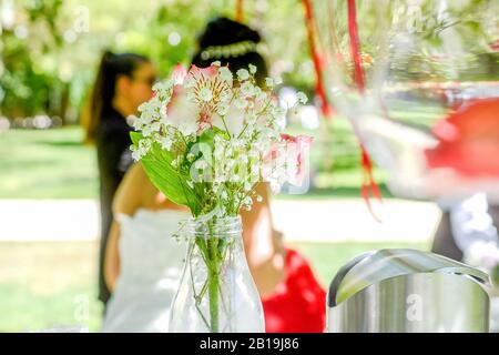 Dekoration mit Wildblumen bei einer Feier im Freien. Stockfoto