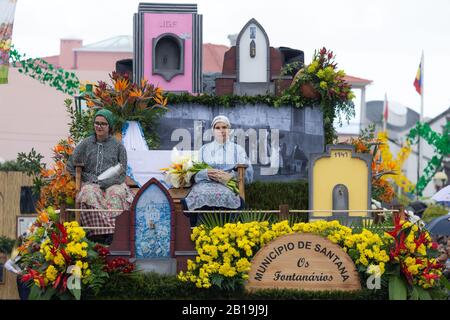 Santana, PORTUGAL - FEBRUAR 2020: Teilnehmer der Festa dos Compadres, die in der Parade in Santana, Madeira, Portugal tanzt. Stockfoto