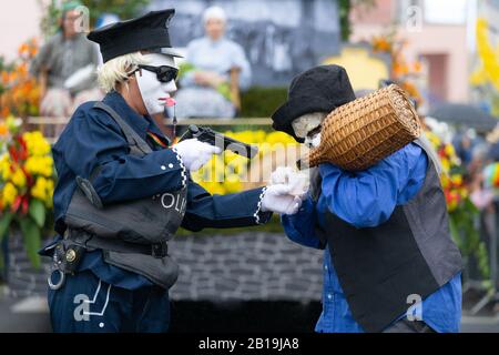 Santana, PORTUGAL - FEBRUAR 2020: Teilnehmer der Festa dos Compadres, die in der Parade in Santana, Madeira, Portugal tanzt. Stockfoto