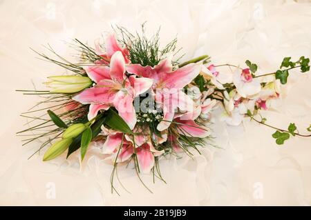 Bouquet von rosa Lilien und grünen Blättern. Lilium. Lilium 'Stargazer. Stockfoto