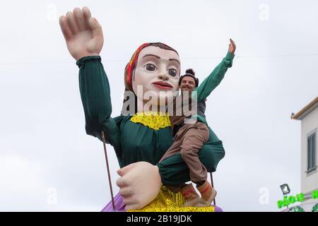 Santana, PORTUGAL - FEBRUAR 2020: Teilnehmer der Festa dos Compadres, die in der Parade in Santana, Madeira, Portugal tanzt. Stockfoto