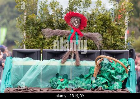 Santana, PORTUGAL - FEBRUAR 2020: Teilnehmer der Festa dos Compadres, die in der Parade in Santana, Madeira, Portugal tanzt. Stockfoto