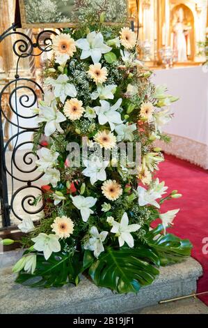 Schöne Blumendekoration mit gelben und weißen Blüten. Gerbera, lilium. Lily Stargazer. Stockfoto