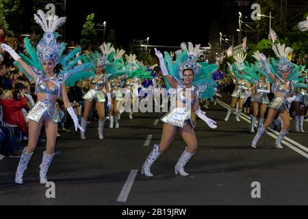 Funchal, PORTUGAL - FEBRUAR 2020: Teilnehmer des Karnevals der Insel Madeira tanzen in der Parade in der Stadt Funchal, Insel Madeira, Portugal. Stockfoto