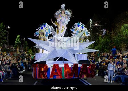 Funchal, PORTUGAL - FEBRUAR 2020: Teilnehmer des Karnevals der Insel Madeira tanzen in der Parade in der Stadt Funchal, Insel Madeira, Portugal. Stockfoto