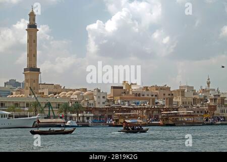 Traditionelle arabische Dhows und lokale Abras, Wassertaxis, gefesselt am Hafen von Dubai Creek, Altstadt, Dubai, Vereinigte Arabische Emirate, Naher Osten, 2. Februar Stockfoto