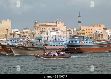 Traditionelle arabische Dhows und lokale Abras, Wassertaxis, gefesselt am Hafen von Dubai Creek, Altstadt, Dubai, Vereinigte Arabische Emirate, Naher Osten, 2. Februar Stockfoto