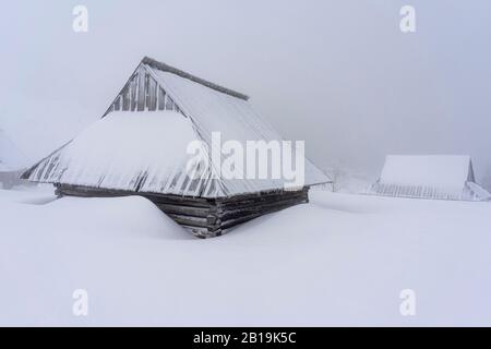 Alte Berghütten im Tiefschnee. Tatry. Stockfoto