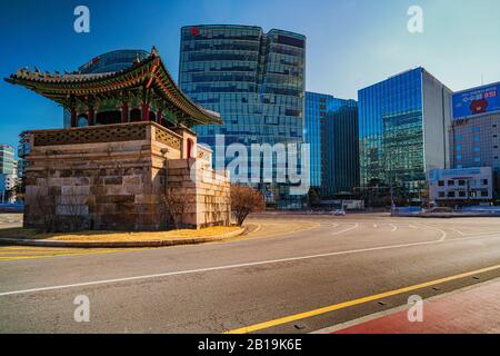 Seoul, Südkorea - 23. FEBRUAR 2020: Alte Architektur setzt gegen die Backgrop aus Glas und Stahl, eines der großen Charms des modernen Korea. Stockfoto