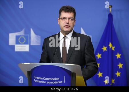 Brüssel, Belgien. Februar 2020. Janez Lenarcic, EU-Kommissar für Krisenmanagement, spricht auf einer Pressekonferenz im EU-Hauptsitz in Brüssel, Belgien, 24. Februar 2020. Die Europäische Kommission erklärte am Montag, die EU-Mitgliedsstaaten zu unterstützen und die internationalen Bemühungen zu verstärken, die Verbreitung von COVID-19 zu verlangsamen. Kredit: Zheng Huansong/Xinhua/Alamy Live News Stockfoto