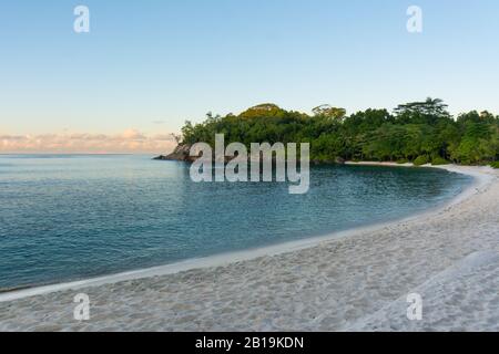 Ein unberührter, weißer und geschützter Strand, ideal zum Schwimmen, Schnorcheln und allgemein zum Entspannen. Stockfoto