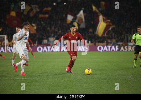 Rom, Italien. Februar 2020. Im Stadio Olimpico Roma schlug Lecce 4-0 mit Tor von Under, Mikitarian, Dzeko und Kolarov. In diesem Bild (Foto von Paolo Pizzi/Pacific Press) Credit: Pacific Press Agency/Alamy Live News Stockfoto