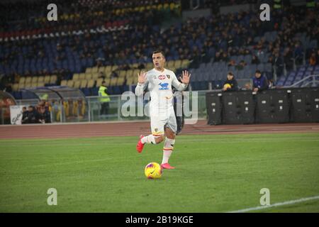 Rom, Italien. Februar 2020. Im Stadio Olimpico Roma schlug Lecce 4-0 mit Tor von Under, Mikitarian, Dzeko und Kolarov. In diesem Bild (Foto von Paolo Pizzi/Pacific Press) Credit: Pacific Press Agency/Alamy Live News Stockfoto