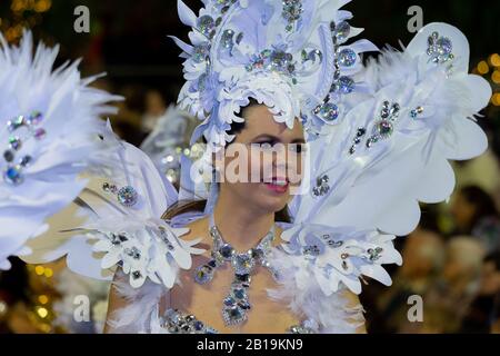 Funchal, PORTUGAL - FEBRUAR 2020: Teilnehmer des Karnevals der Insel Madeira tanzen in der Parade in der Stadt Funchal, Insel Madeira, Portugal. Stockfoto