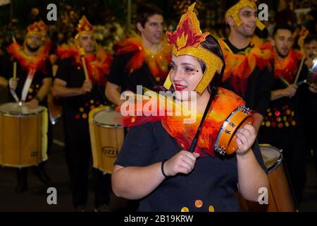 Funchal, PORTUGAL - FEBRUAR 2020: Teilnehmer des Karnevals der Insel Madeira tanzen in der Parade in der Stadt Funchal, Insel Madeira, Portugal. Stockfoto