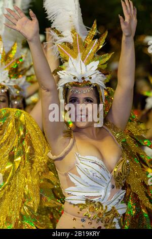 Funchal, PORTUGAL - FEBRUAR 2020: Teilnehmer des Karnevals der Insel Madeira tanzen in der Parade in der Stadt Funchal, Insel Madeira, Portugal. Stockfoto