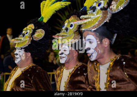 Funchal, PORTUGAL - FEBRUAR 2020: Teilnehmer des Karnevals der Insel Madeira tanzen in der Parade in der Stadt Funchal, Insel Madeira, Portugal. Stockfoto