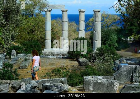 Samothrake, Griechenland - 20. September 2016: Unidentifizierter Tourist vor Hieron in Sanctuary of the Great Gods in Paleopolis, uraltes Denkmal von Ca Stockfoto