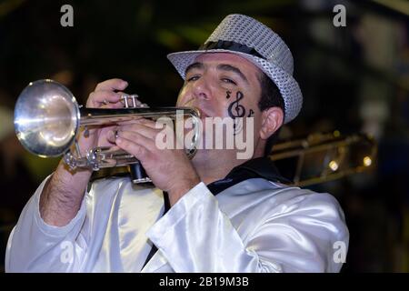 Funchal, PORTUGAL - FEBRUAR 2020: Teilnehmer des Karnevals der Insel Madeira tanzen in der Parade in der Stadt Funchal, Insel Madeira, Portugal. Stockfoto