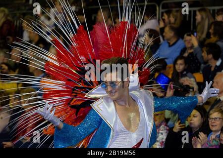 Funchal, PORTUGAL - FEBRUAR 2020: Teilnehmer des Karnevals der Insel Madeira tanzen in der Parade in der Stadt Funchal, Insel Madeira, Portugal. Stockfoto