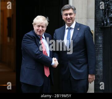 Premierminister Boris Johnson begrüßt Andrej Plenkovic, den Premierminister Kroatiens, vor einem Treffen in der Downing Street, London. Stockfoto