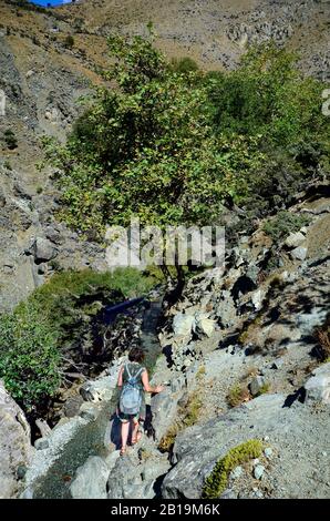 Samothrace, Griechenland - 20. September 2016: Nicht identifizierte Frau, die auf dem Wasserkanalsystem spaziert, nur die Option, den Xiropotamos-Wasserfall im vall zu erreichen Stockfoto