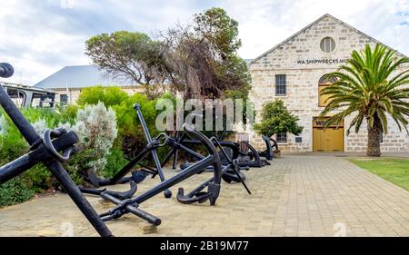 Große Anker außerhalb des WA Shipwracks Museum, die in Sträflingen untergebracht waren, errichteten Kalkbauten in Fremantle Western Australia. Stockfoto