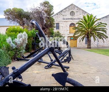 Große Anker außerhalb des WA Shipwracks Museum, die in Sträflingen untergebracht waren, errichteten Kalkbauten in Fremantle Western Australia. Stockfoto