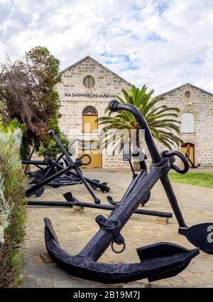 Große Anker außerhalb des WA Shipwracks Museum, die in Sträflingen untergebracht waren, errichteten Kalkbauten in Fremantle Western Australia. Stockfoto