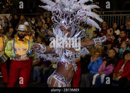 Funchal, PORTUGAL - FEBRUAR 2020: Teilnehmer des Karnevals der Insel Madeira tanzen in der Parade in der Stadt Funchal, Insel Madeira, Portugal. Stockfoto